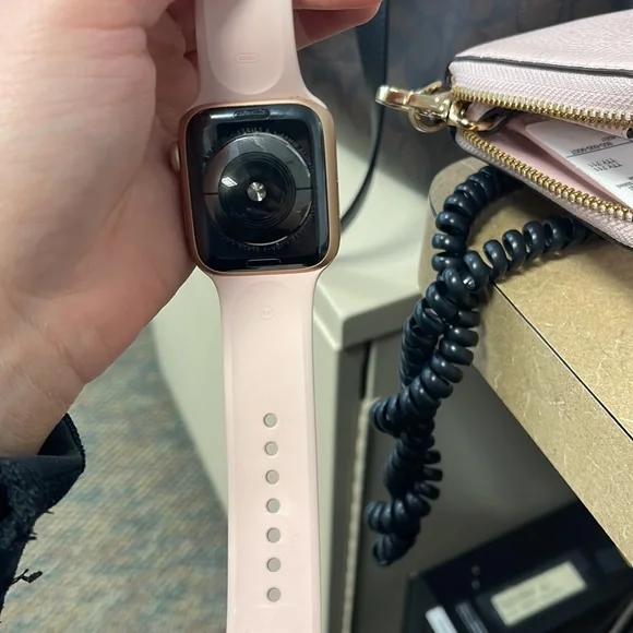 -Used Apple Watch Series 4-44mm,comes with the band and changer, Rose gold